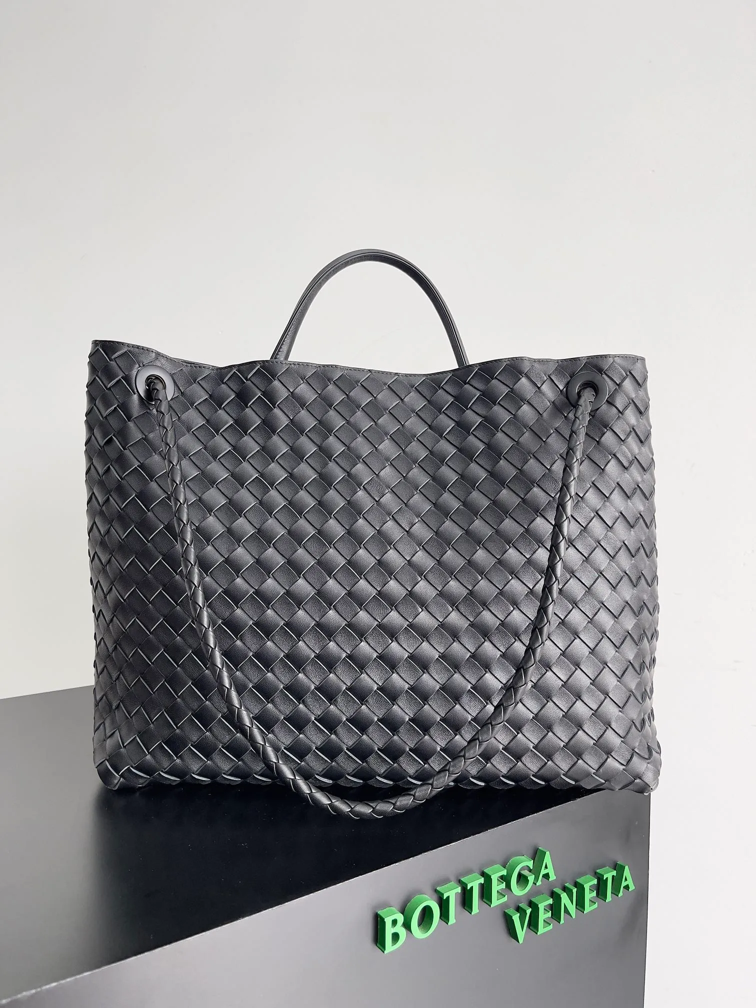 Batch 3760 Recently, the same style of bag that celebrities love is both high-end and practical. Michelle Yeoh, Kim Namjoon, Jing Boran, Tong Liya, Sun Qian, Wu Qianyu, Du Juan, Ma Yili and Bai Baihe are all carrying Bottega Veneta summer series Andiamo handbags. Andiamo has a simple structure and rounded lines. The whole piece is made of Nappa leather. It is comfortable, soft and dynamic. It adds interest to daily life and can be easily matched with various styles. Andiamo handbags are available in three sizes: small, medium and large. There are many colors to choose from, which can meet different needs. You can really carry it whether it is daily or attending events. Style number: 743575 Size: 45*22*34 including handle height 44cm